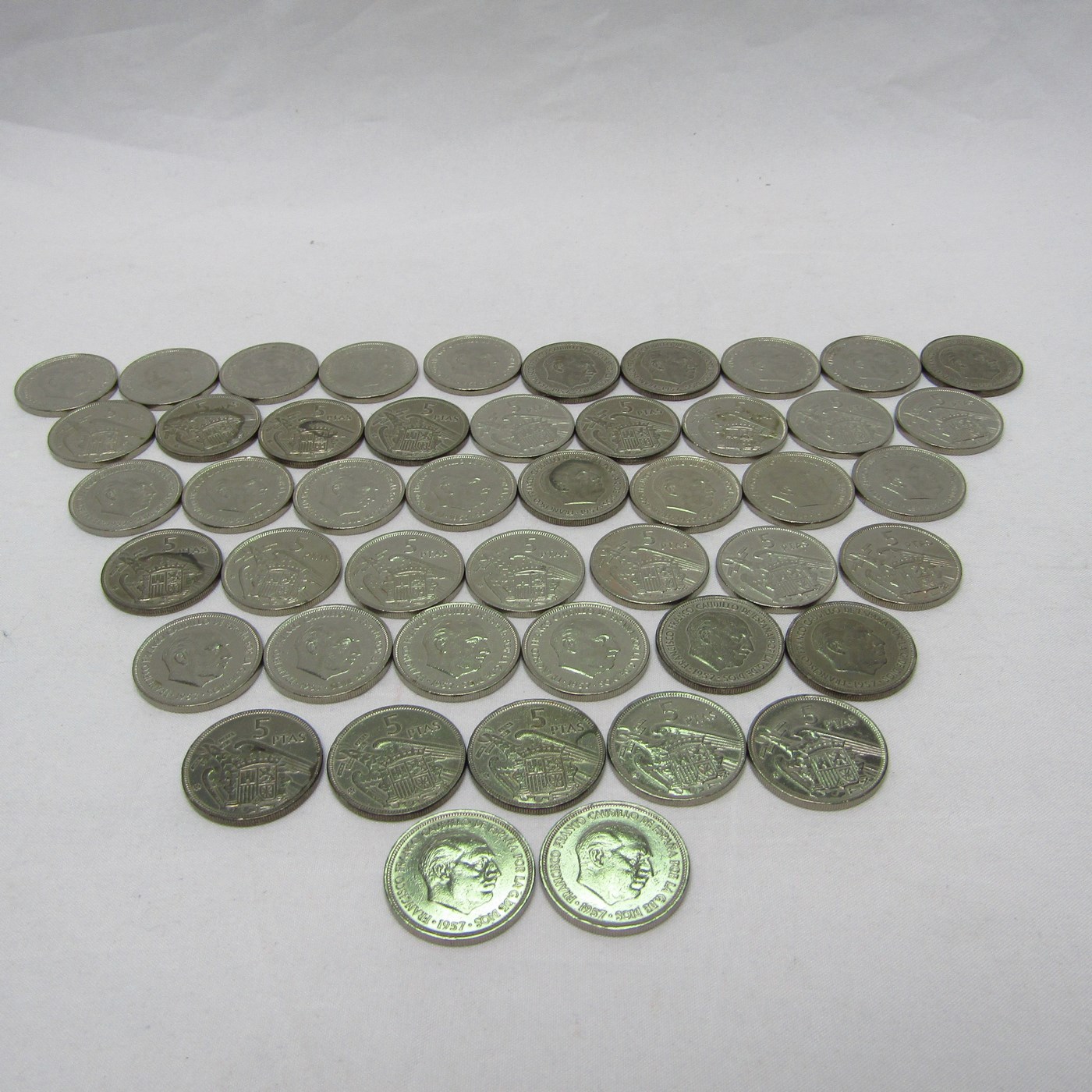 Colección de 47 Monedas de 5 Pesetas de Níquel. Año 1957. Francisco Franco Caudillo de España por la G. de Dios. Madrid. Varias CECAS. MBC Colección de 47 Monedas de 5 Pesetas de Níquel. Año 1957. Francisco Franco Caudillo de España por la G. de Dios. Madrid. Varias CECAS. MBC