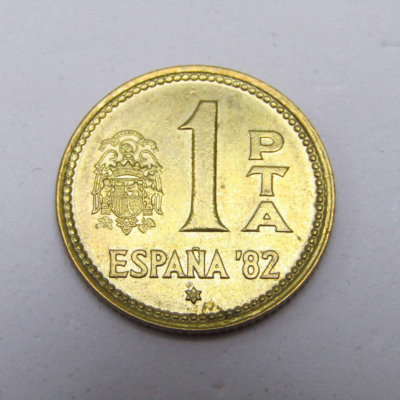 Lote de 6 Monedas de 1 Peseta de Cobre. Año 1980. Juan Carlos I Rey de España. Cecas: 1 moneda de *19.81*. 5 Monedas de *19.82*. MBC Lote de 6 Monedas de 1 Peseta de Cobre. Año 1980. Juan Carlos I Rey de España. Cecas: 1 moneda de *19.81*. 5 Monedas de *19.82*. MBC