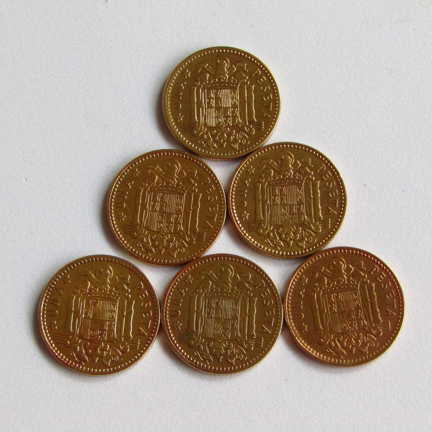Lote de cinco Monedas de 1 Peseta de Cobre del Año 1963 y una Moneda del Año 1953. Francisco Franco Caudillo de España por la G. de Dios. 1 Moneda *19.63* . 3 Monedas *19.64*. 1 Moneda *19.65*. EBC. Lote de cinco Monedas de 1 Peseta de Cobre del Año 1963 y una Moneda del Año 1953. Francisco Franco Caudillo de España por la G. de Dios. 1 Moneda *19.63* . 3 Monedas *19.64*. 1 Moneda *19.65*. EBC.