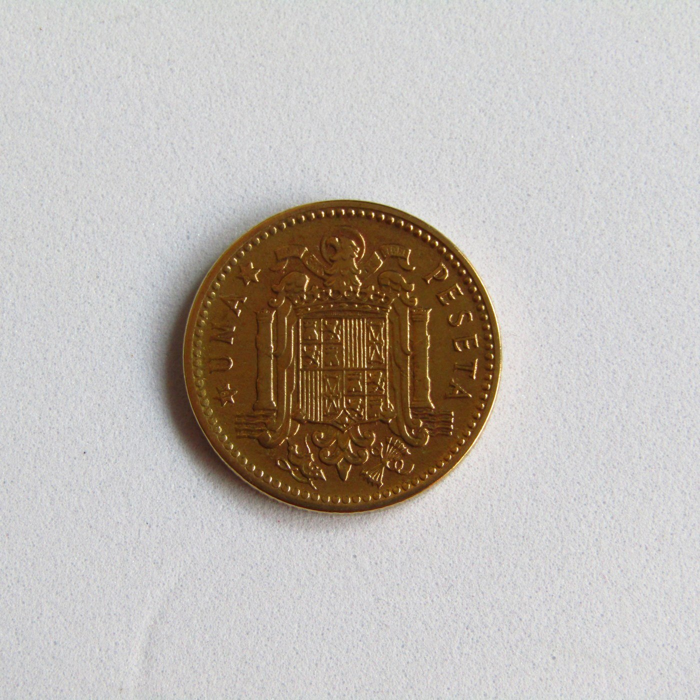 Lote de cinco Monedas de 1 Peseta de Cobre del Año 1963 y una Moneda del Año 1953. Francisco Franco Caudillo de España por la G. de Dios. 1 Moneda *19.63* . 3 Monedas *19.64*. 1 Moneda *19.65*. EBC. Lote de cinco Monedas de 1 Peseta de Cobre del Año 1963 y una Moneda del Año 1953. Francisco Franco Caudillo de España por la G. de Dios. 1 Moneda *19.63* . 3 Monedas *19.64*. 1 Moneda *19.65*. EBC.