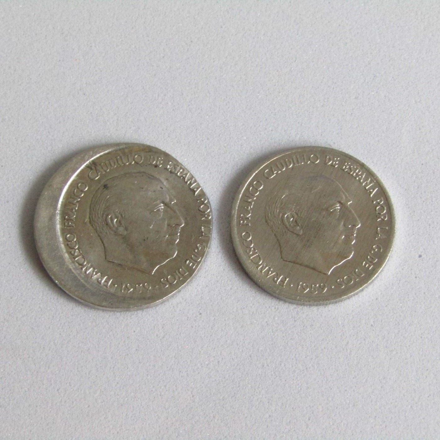 Lote de dos monedas de 10 Céntimos de Aluminio. Año 1959. Francisco Franco Caudillo de España por la G. de Dios. Una de ellas con defecto de cuño (Desplazamiento de troquel). S.C. Lote de dos monedas de 10 Céntimos de Aluminio. Año 1959. Francisco Franco Caudillo de España por la G. de Dios. Una de ellas con defecto de cuño (Desplazamiento de troquel). S.C.