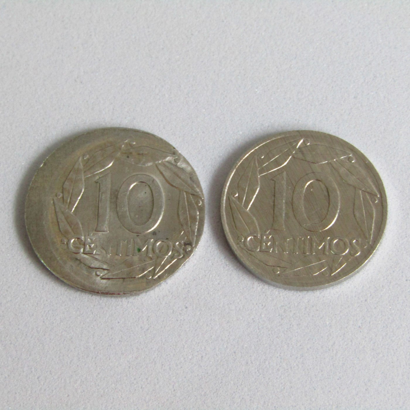 Lote de dos monedas de 10 Céntimos de Aluminio. Año 1959. Francisco Franco Caudillo de España por la G. de Dios. Una de ellas con defecto de cuño (Desplazamiento de troquel). S.C. Lote de dos monedas de 10 Céntimos de Aluminio. Año 1959. Francisco Franco Caudillo de España por la G. de Dios. Una de ellas con defecto de cuño (Desplazamiento de troquel). S.C.