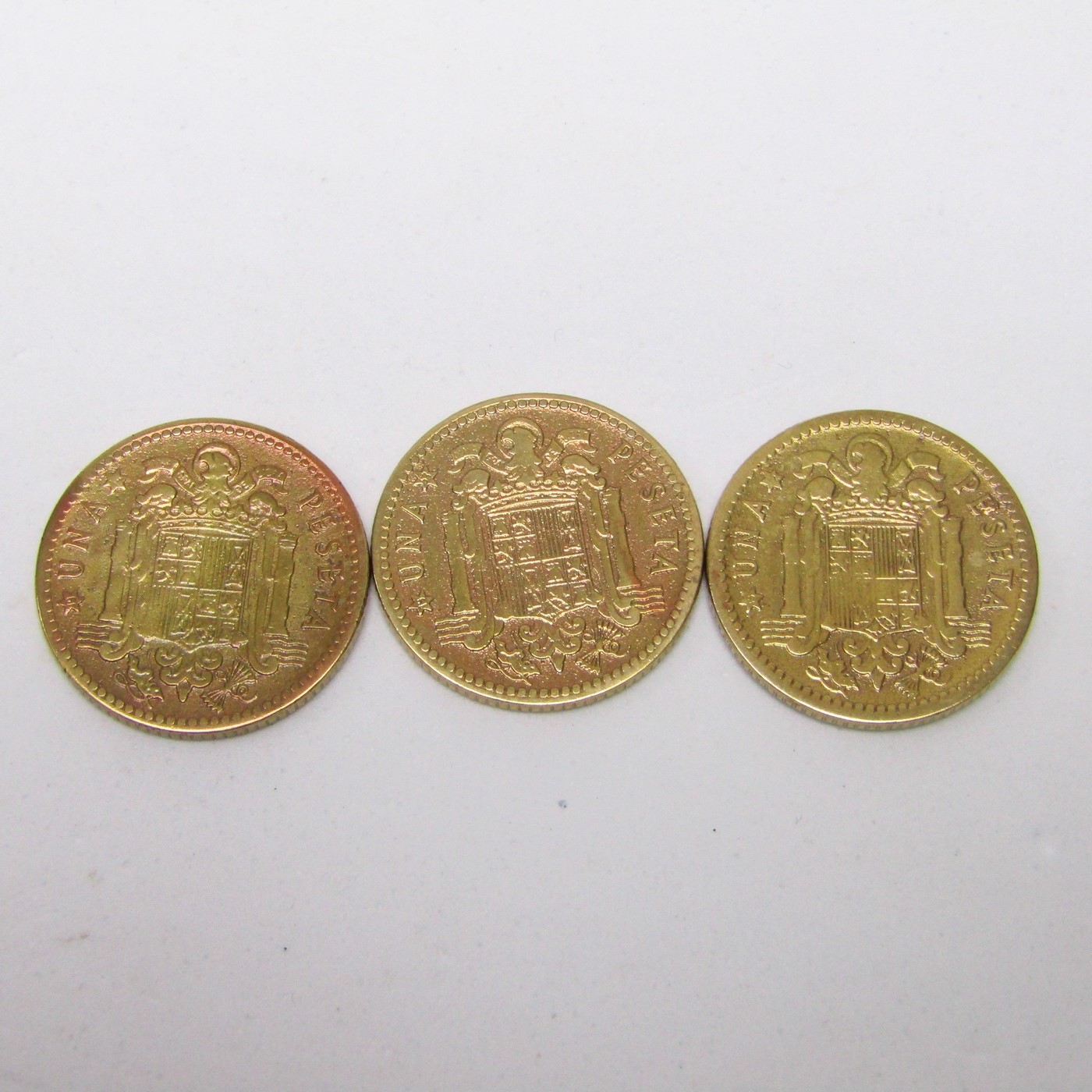 Tres Monedas de 1 Peseta de Cobre. Año 1947. Francisco Franco Caudillo de España por la G. de Dios. Madrid. Varias CECAS. MBC Tres Monedas de 1 Peseta de Cobre. Año 1947. Francisco Franco Caudillo de España por la G. de Dios. Madrid. Varias CECAS. MBC