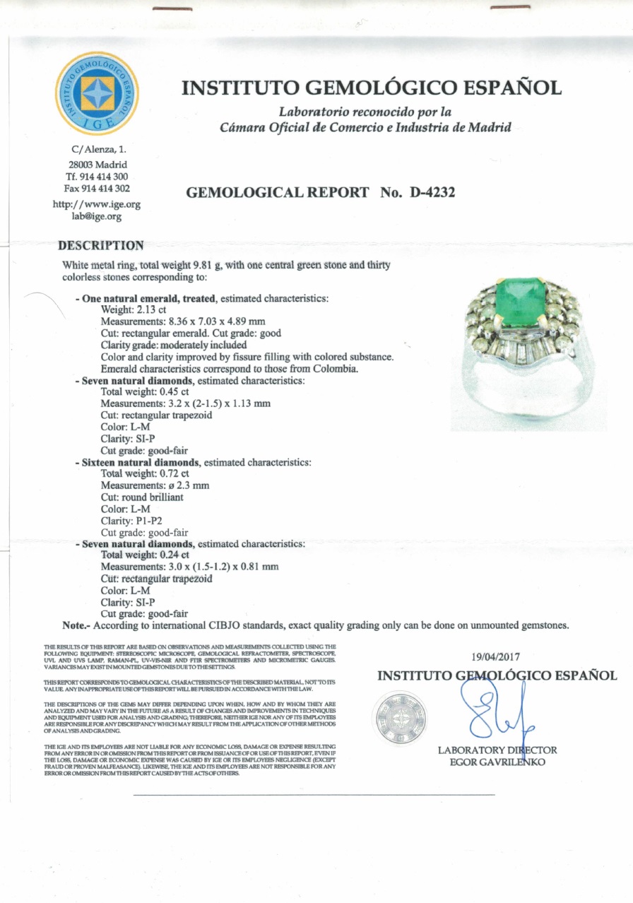 Sortija Certificad en Oro Blanco con Esmeralda Colombiana de 2,13 ct. y 30 Diamantes Naturales talla Brillante y Trapecio, de 1,41 ct. Sortija Certificad en Oro Blanco con Esmeralda Colombiana de 2,13 ct. y 30 Diamantes Naturales talla Brillante y Trapecio, de 1,41 ct.