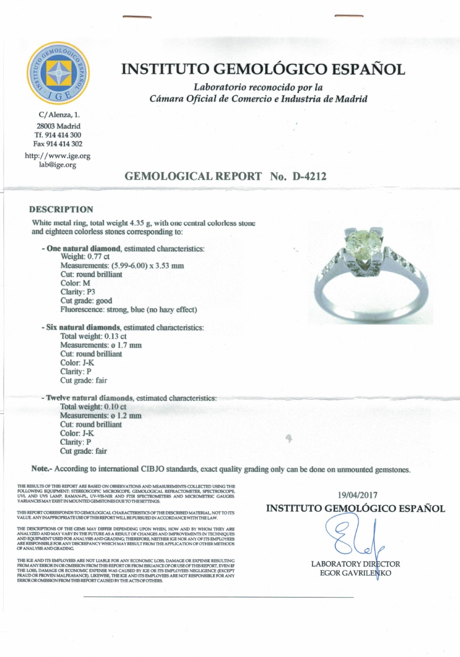 Sortija Certificada de Oro Blanco con Diamante Central talla Brillante de 0,77 ct. , Dieciocho (18) de 0,23 ct. Sortija Certificada de Oro Blanco con Diamante Central talla Brillante de 0,77 ct. , Dieciocho (18) de 0,23 ct.