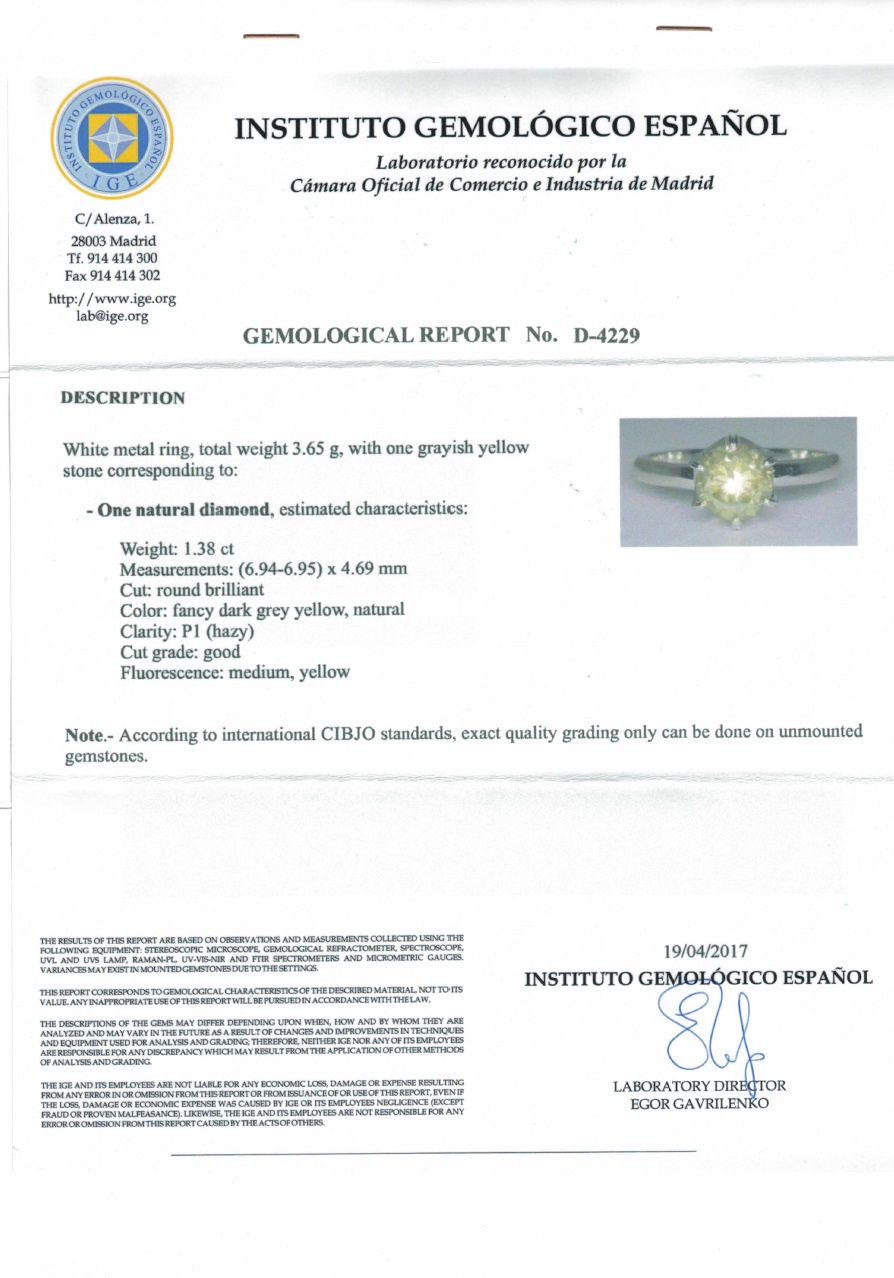 Sortija Certificada en Oro de 18k. con Diamante Natural, talla Brillante de 1,38 ct. (Fancy Dark Grey Yellow/P1). Sortija Certificada en Oro de 18k. con Diamante Natural, talla Brillante de 1,38 ct. (Fancy Dark Grey Yellow/P1).