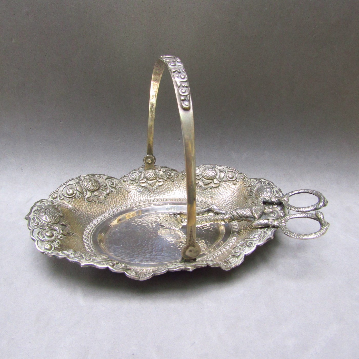 Conjunto de Cesta y pinzas en Plata de Ley. Europa, siglo XIX. Conjunto de Cesta y pinzas en Plata de Ley. Europa, siglo XIX.