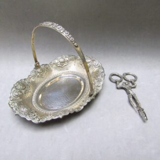 Conjunto de Cesta y pinzas en Plata de Ley. Europa, siglo XIX.