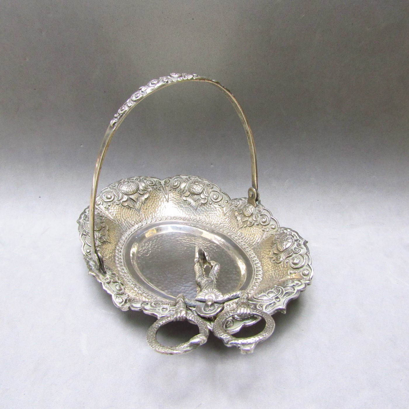 Conjunto de Cesta y pinzas en Plata de Ley. Europa, siglo XIX. Conjunto de Cesta y pinzas en Plata de Ley. Europa, siglo XIX.