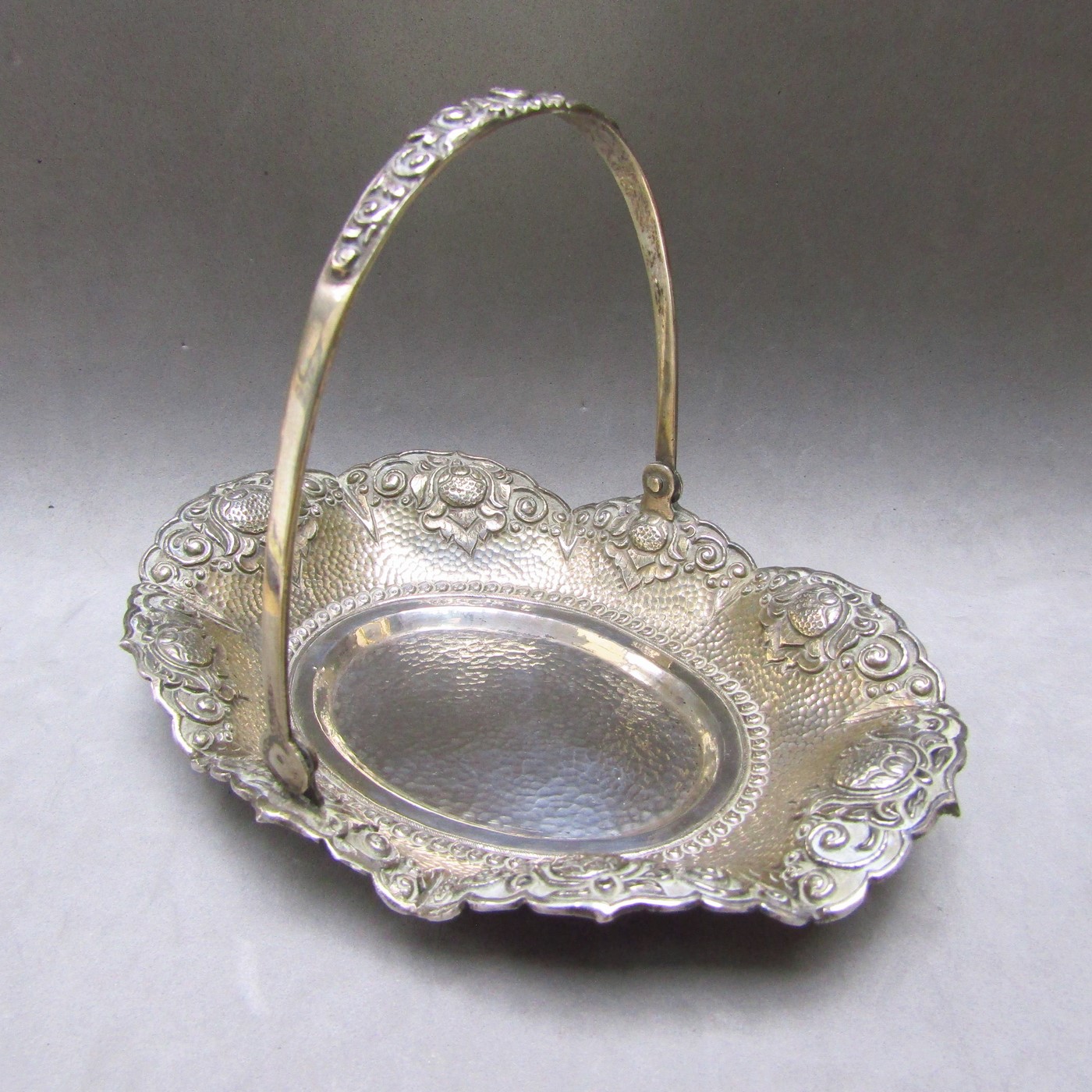 Conjunto de Cesta y pinzas en Plata de Ley. Europa, siglo XIX. Conjunto de Cesta y pinzas en Plata de Ley. Europa, siglo XIX.