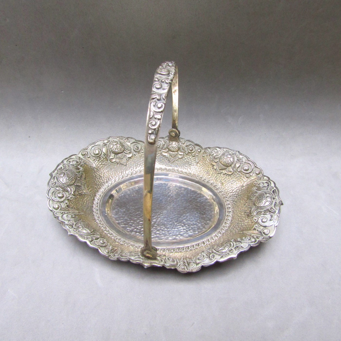 Conjunto de Cesta y pinzas en Plata de Ley. Europa, siglo XIX. Conjunto de Cesta y pinzas en Plata de Ley. Europa, siglo XIX.