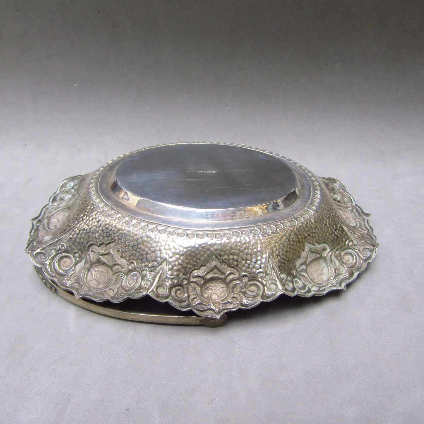 Conjunto de Cesta y pinzas en Plata de Ley. Europa, siglo XIX. Conjunto de Cesta y pinzas en Plata de Ley. Europa, siglo XIX.