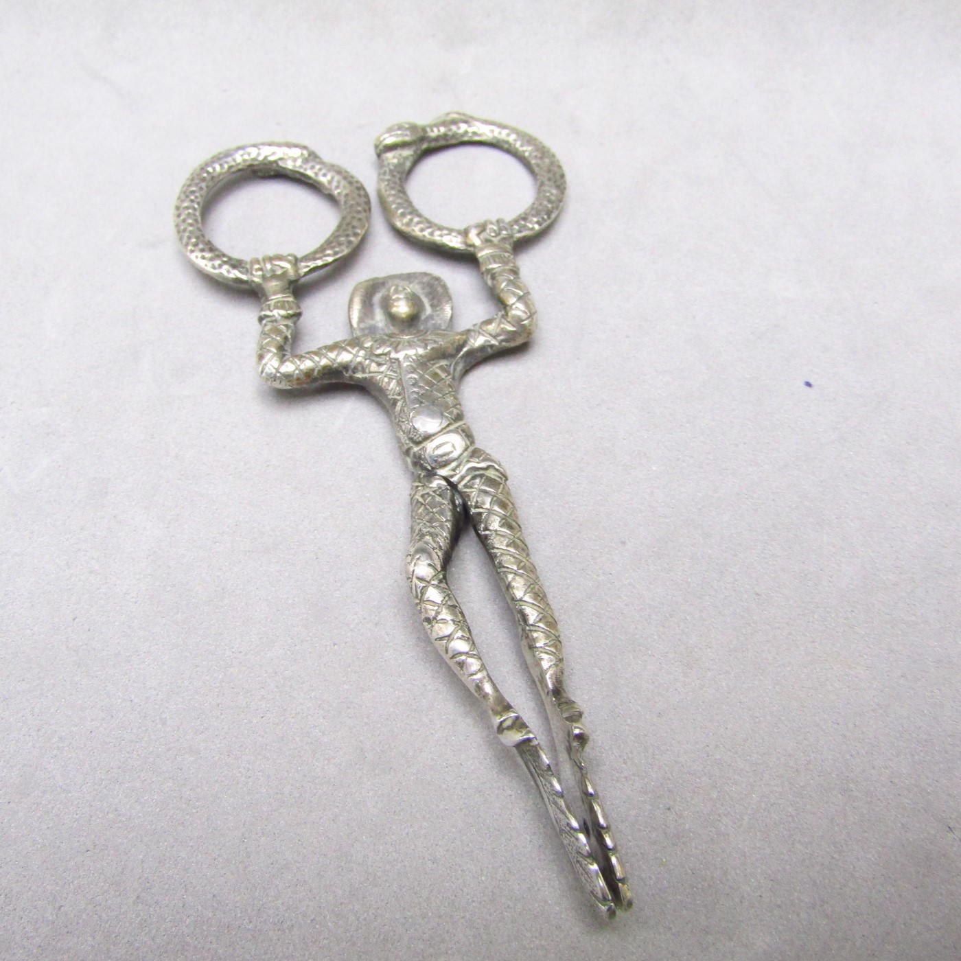 Conjunto de Cesta y pinzas en Plata de Ley. Europa, siglo XIX. Conjunto de Cesta y pinzas en Plata de Ley. Europa, siglo XIX.