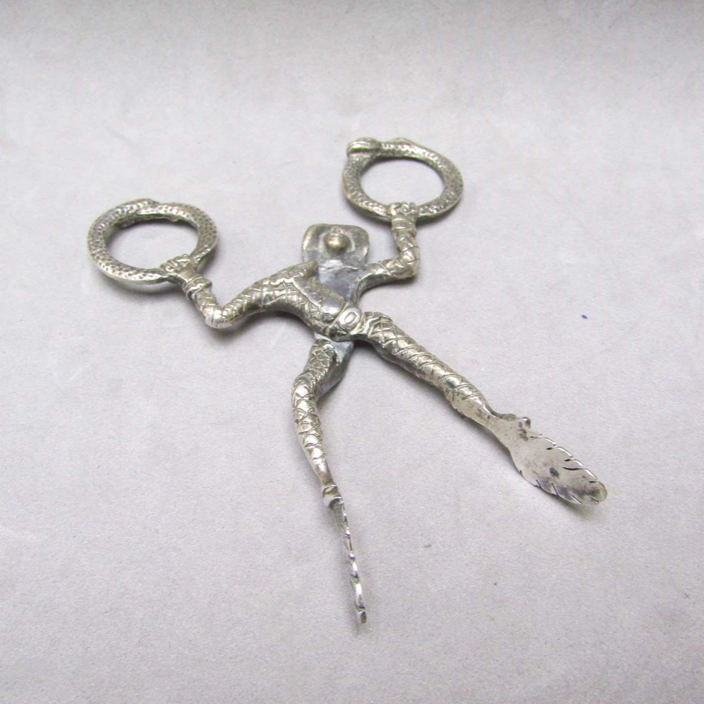 Conjunto de Cesta y pinzas en Plata de Ley. Europa, siglo XIX. Conjunto de Cesta y pinzas en Plata de Ley. Europa, siglo XIX.