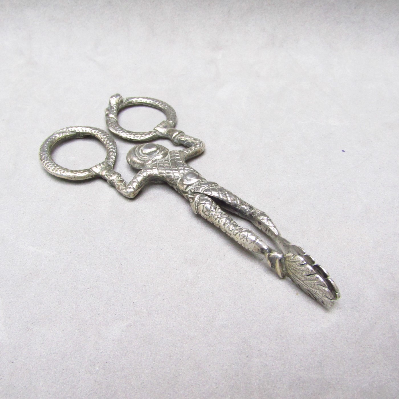 Conjunto de Cesta y pinzas en Plata de Ley. Europa, siglo XIX. Conjunto de Cesta y pinzas en Plata de Ley. Europa, siglo XIX.