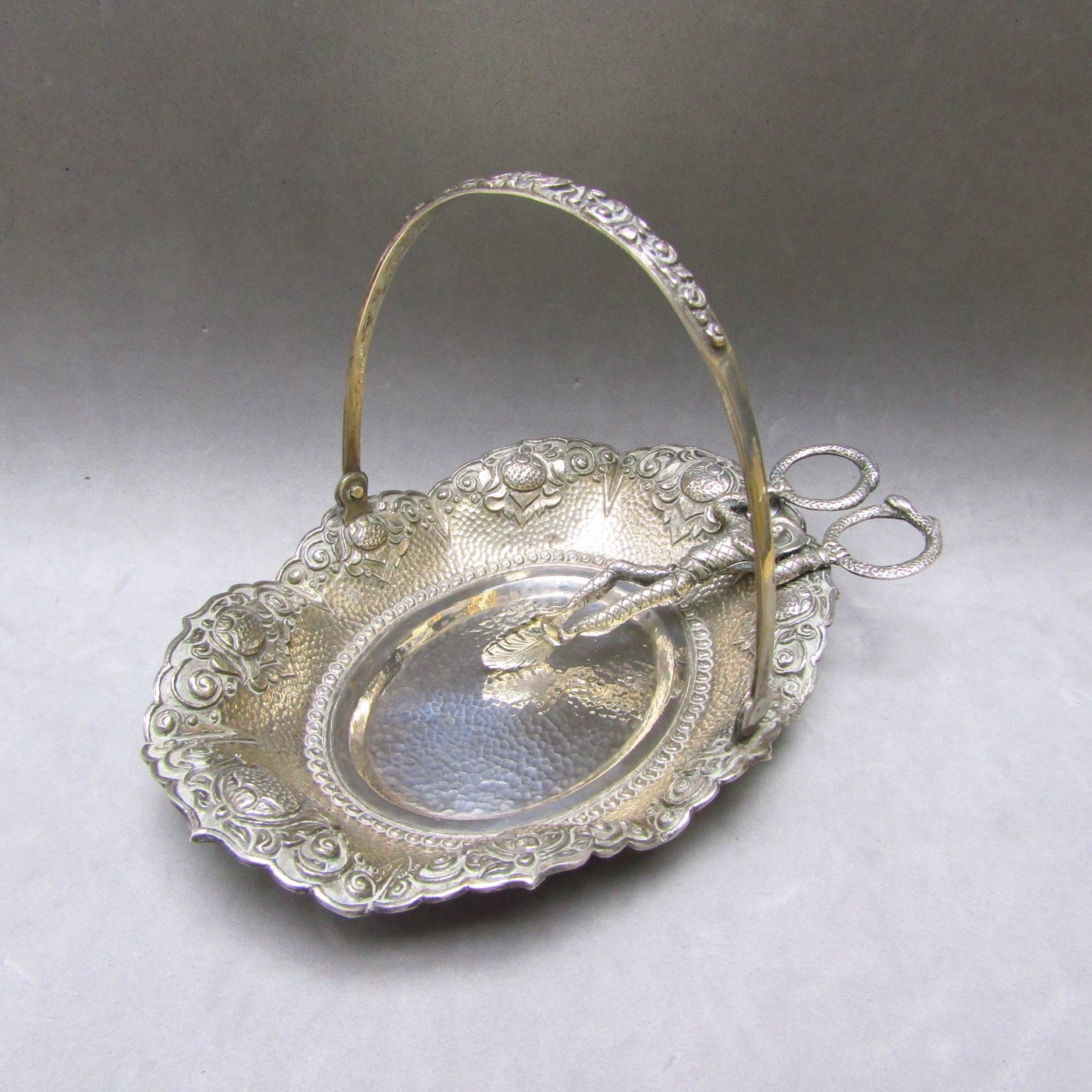 Conjunto de Cesta y pinzas en Plata de Ley. Europa, siglo XIX. Conjunto de Cesta y pinzas en Plata de Ley. Europa, siglo XIX.