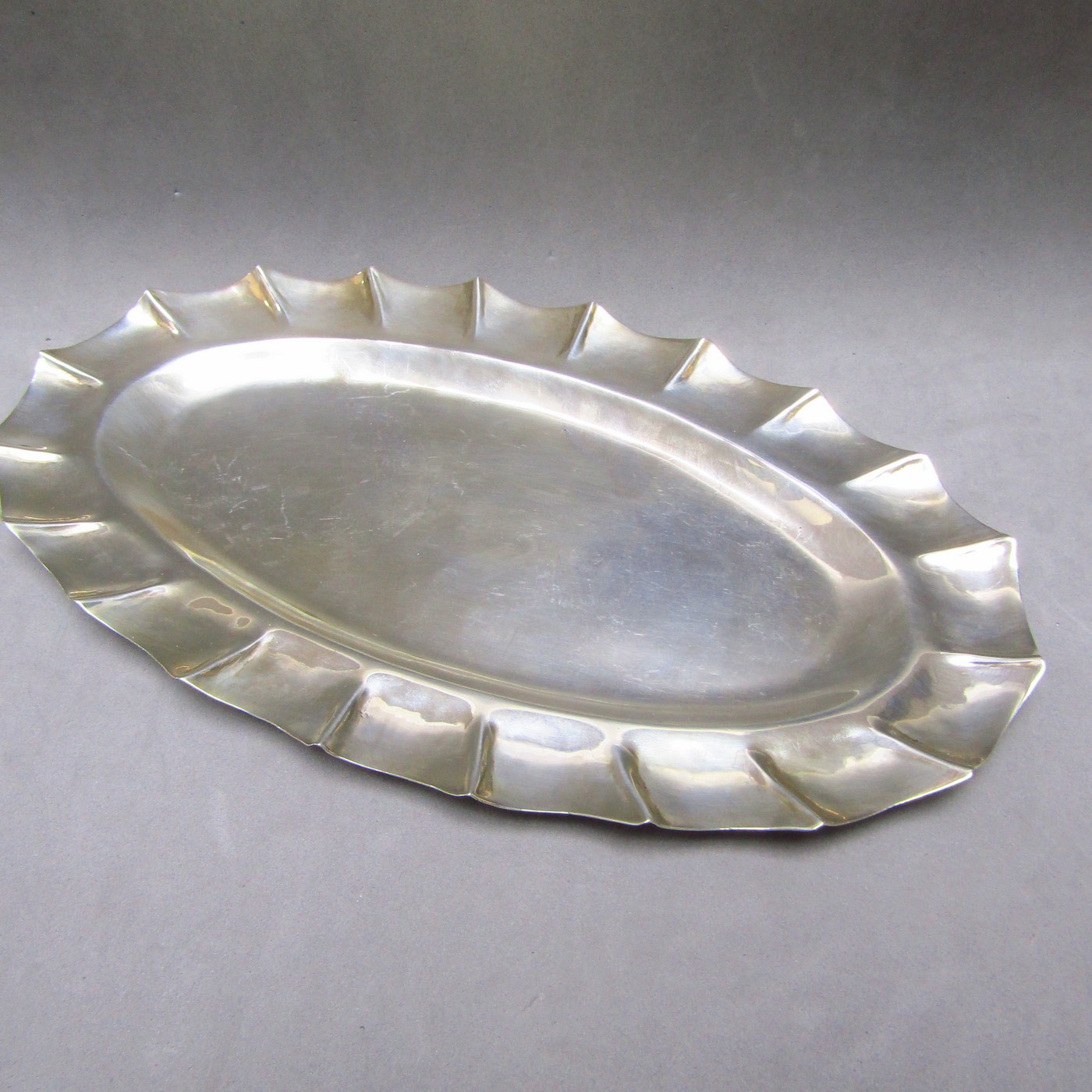 Conjunto formado por bandeja y azucarero en plata de Ley mexicana y Lechera en Plata Inglesa. Londres, 1910. Conjunto formado por bandeja y azucarero en plata de Ley mexicana y Lechera en Plata Inglesa. Londres, 1910.