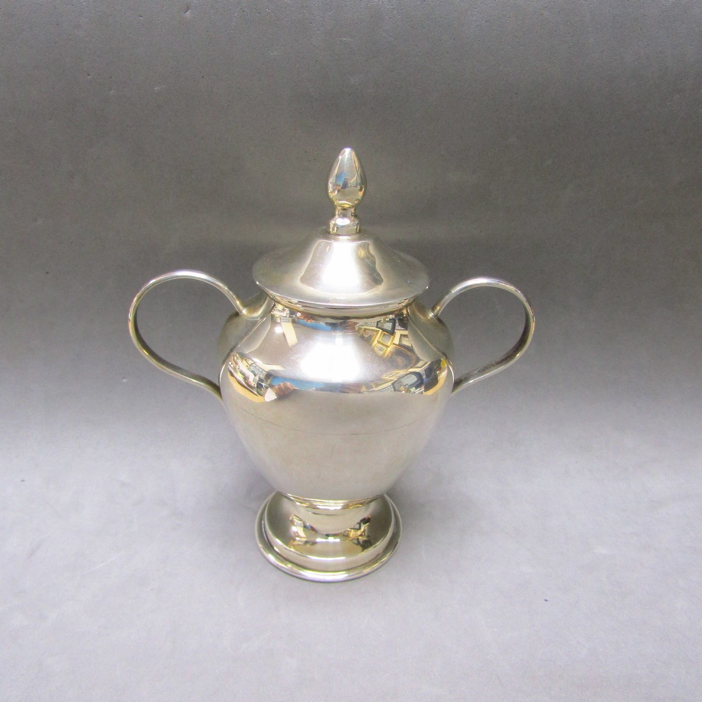 Conjunto formado por bandeja y azucarero en plata de Ley mexicana y Lechera en Plata Inglesa. Londres, 1910. Conjunto formado por bandeja y azucarero en plata de Ley mexicana y Lechera en Plata Inglesa. Londres, 1910.
