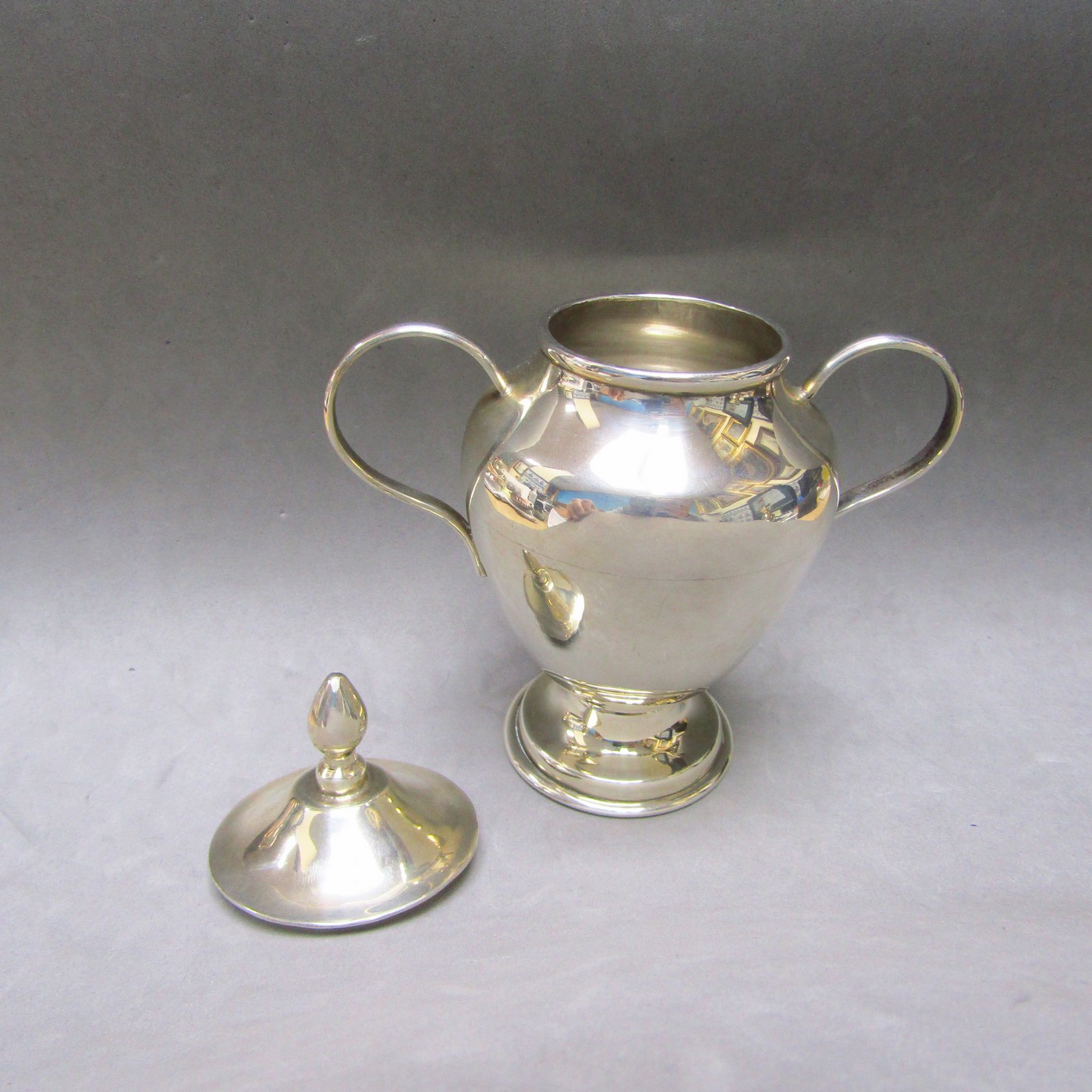 Conjunto formado por bandeja y azucarero en plata de Ley mexicana y Lechera en Plata Inglesa. Londres, 1910. Conjunto formado por bandeja y azucarero en plata de Ley mexicana y Lechera en Plata Inglesa. Londres, 1910.