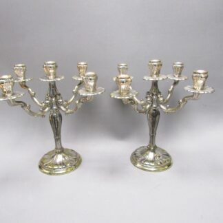 DURAN. Pareja de candelabros de cinco luces en Plata de Ley. España, siglo XX. 1092 gr.