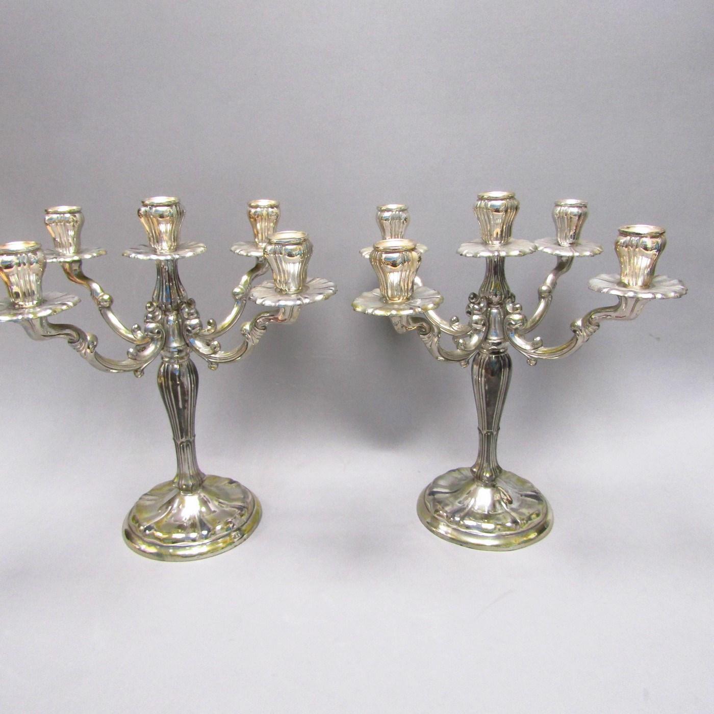 DURAN. Pareja de candelabros de cinco luces en Plata de Ley. España, siglo XX. 1092 gr. DURAN. Pareja de candelabros de cinco luces en Plata de Ley. España, siglo XX. 1092 gr.