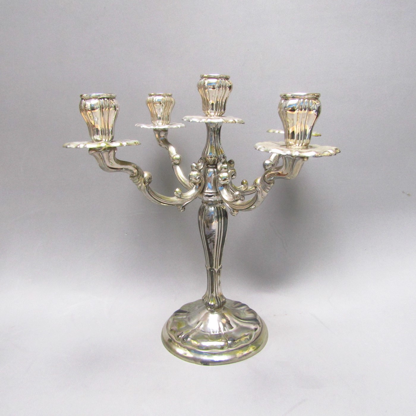 DURAN. Pareja de candelabros de cinco luces en Plata de Ley. España, siglo XX. 1092 gr. DURAN. Pareja de candelabros de cinco luces en Plata de Ley. España, siglo XX. 1092 gr.