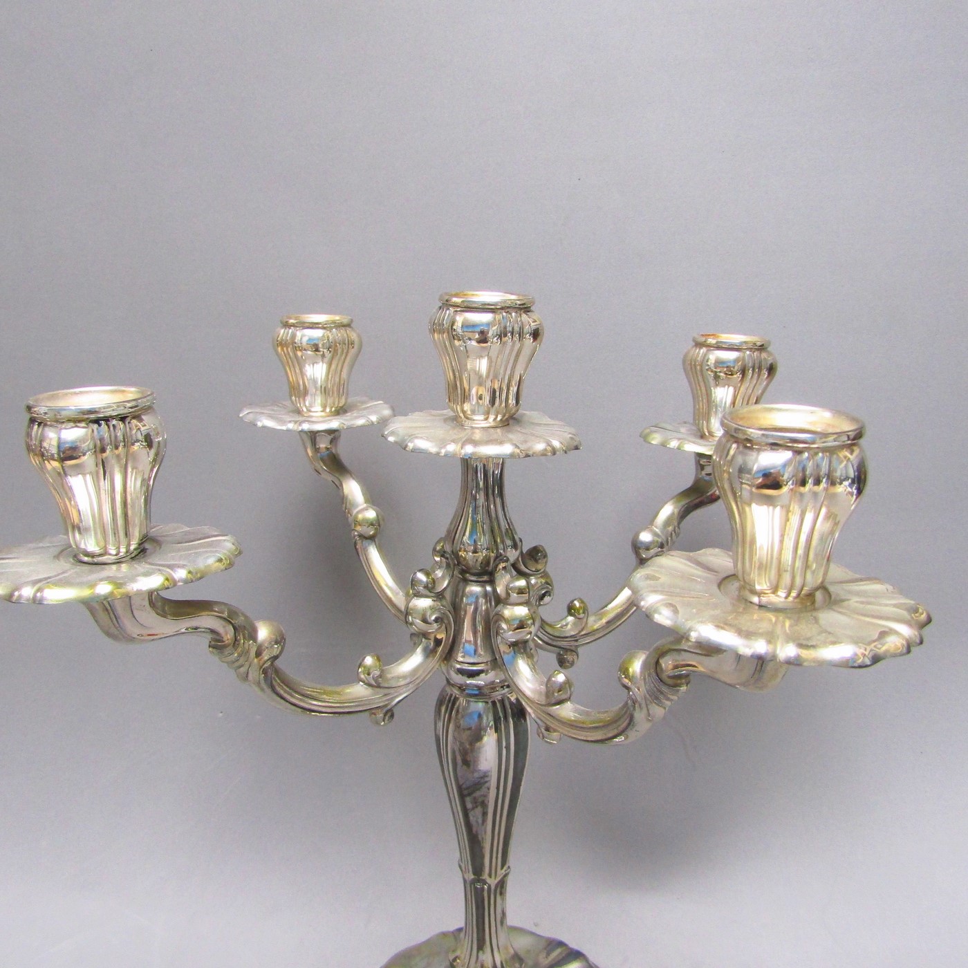 DURAN. Pareja de candelabros de cinco luces en Plata de Ley. España, siglo XX. 1092 gr. DURAN. Pareja de candelabros de cinco luces en Plata de Ley. España, siglo XX. 1092 gr.