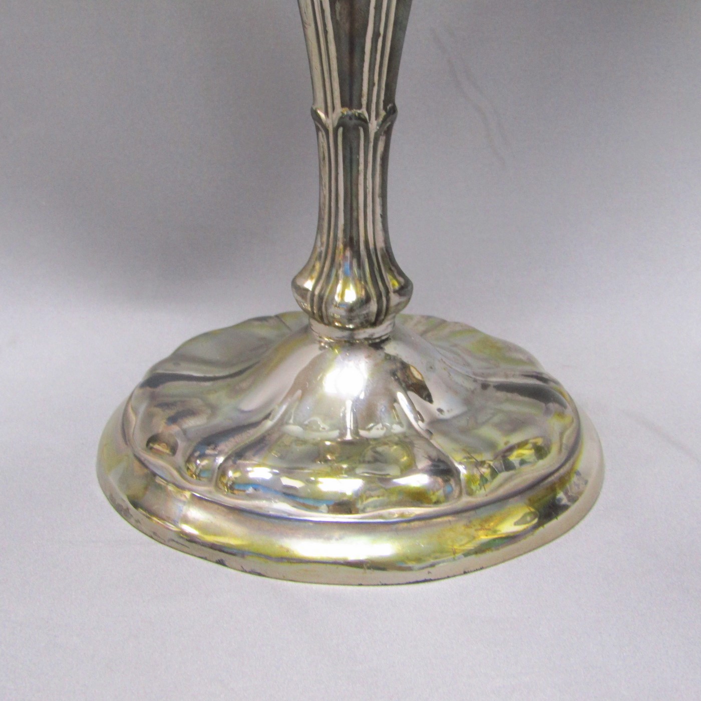 DURAN. Pareja de candelabros de cinco luces en Plata de Ley. España, siglo XX. 1092 gr. DURAN. Pareja de candelabros de cinco luces en Plata de Ley. España, siglo XX. 1092 gr.