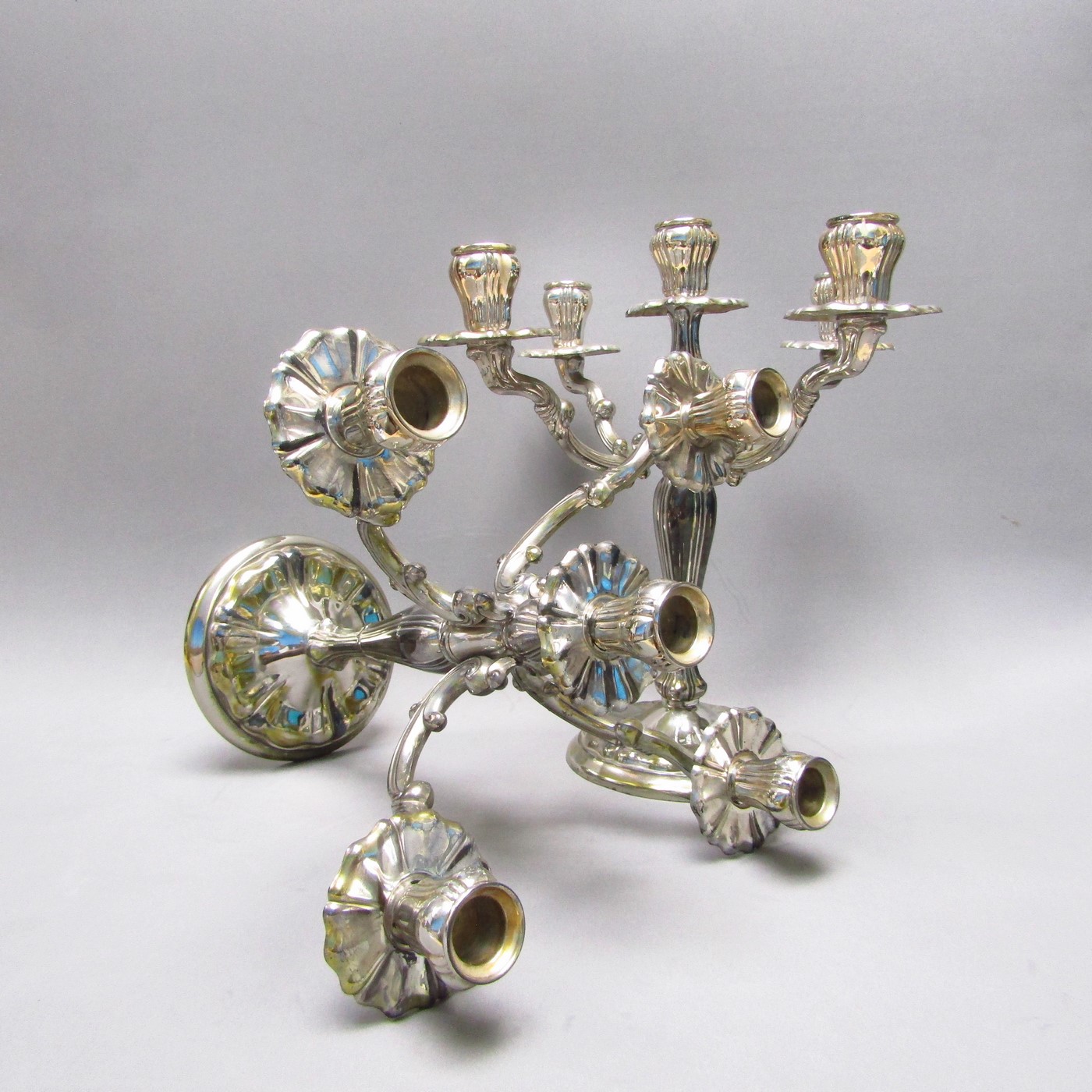 DURAN. Pareja de candelabros de cinco luces en Plata de Ley. España, siglo XX. 1092 gr. DURAN. Pareja de candelabros de cinco luces en Plata de Ley. España, siglo XX. 1092 gr.