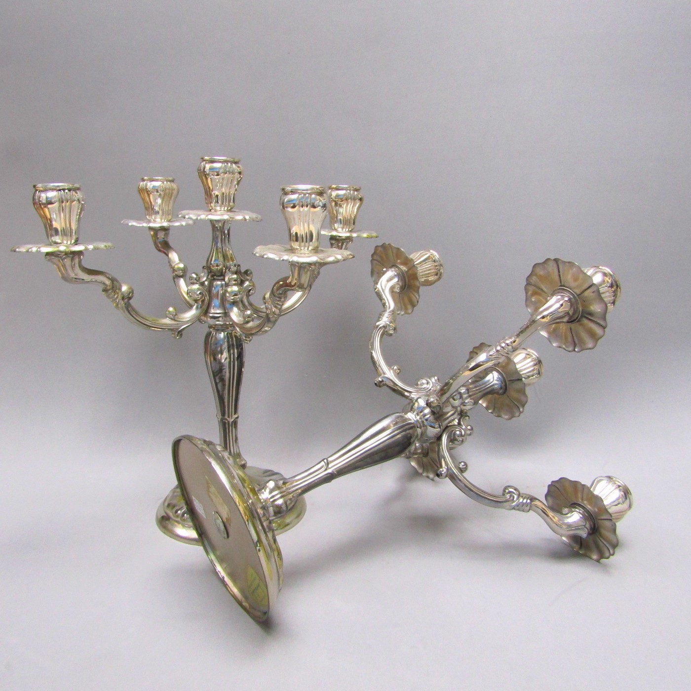 DURAN. Pareja de candelabros de cinco luces en Plata de Ley. España, siglo XX. 1092 gr. DURAN. Pareja de candelabros de cinco luces en Plata de Ley. España, siglo XX. 1092 gr.