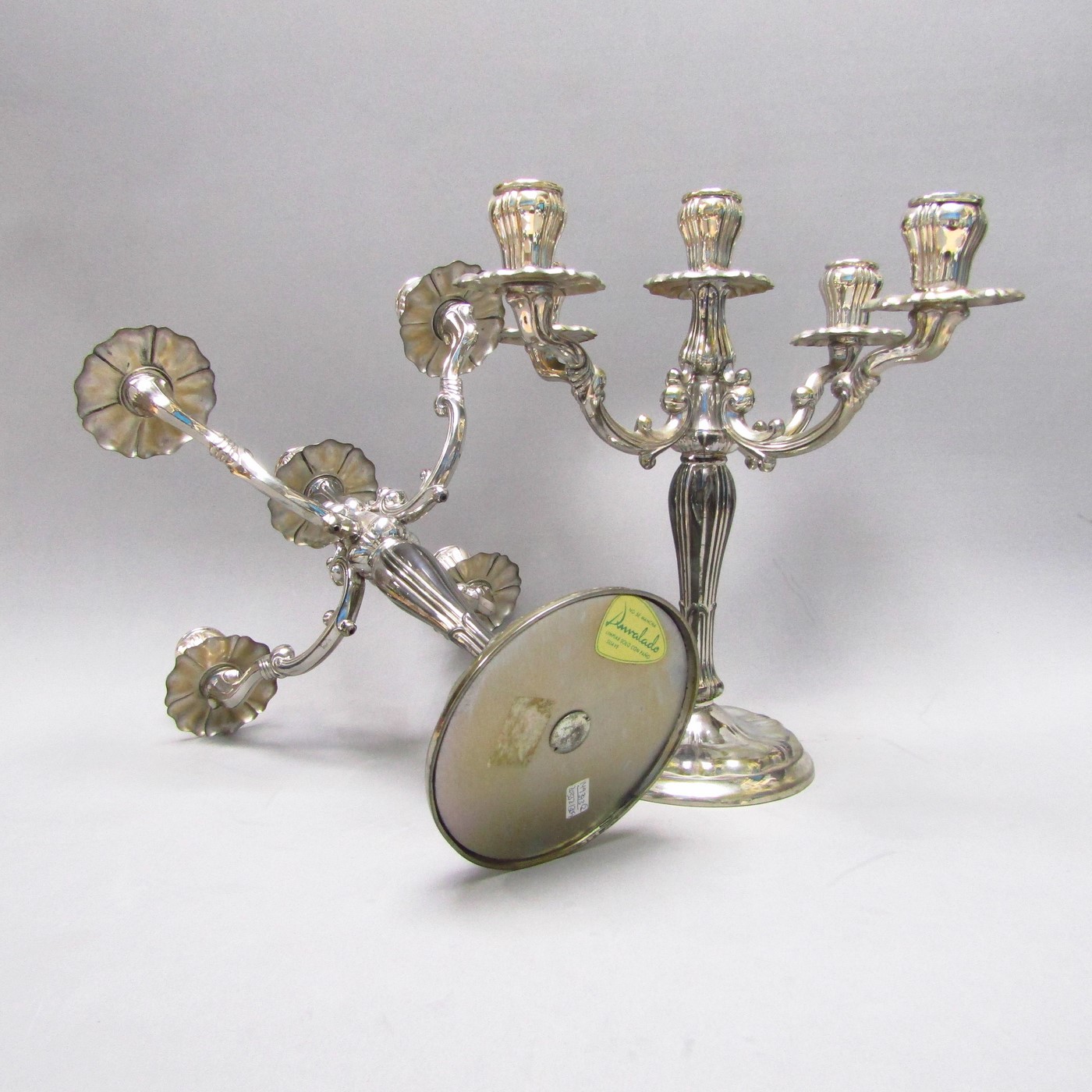 DURAN. Pareja de candelabros de cinco luces en Plata de Ley. España, siglo XX. 1092 gr. DURAN. Pareja de candelabros de cinco luces en Plata de Ley. España, siglo XX. 1092 gr.