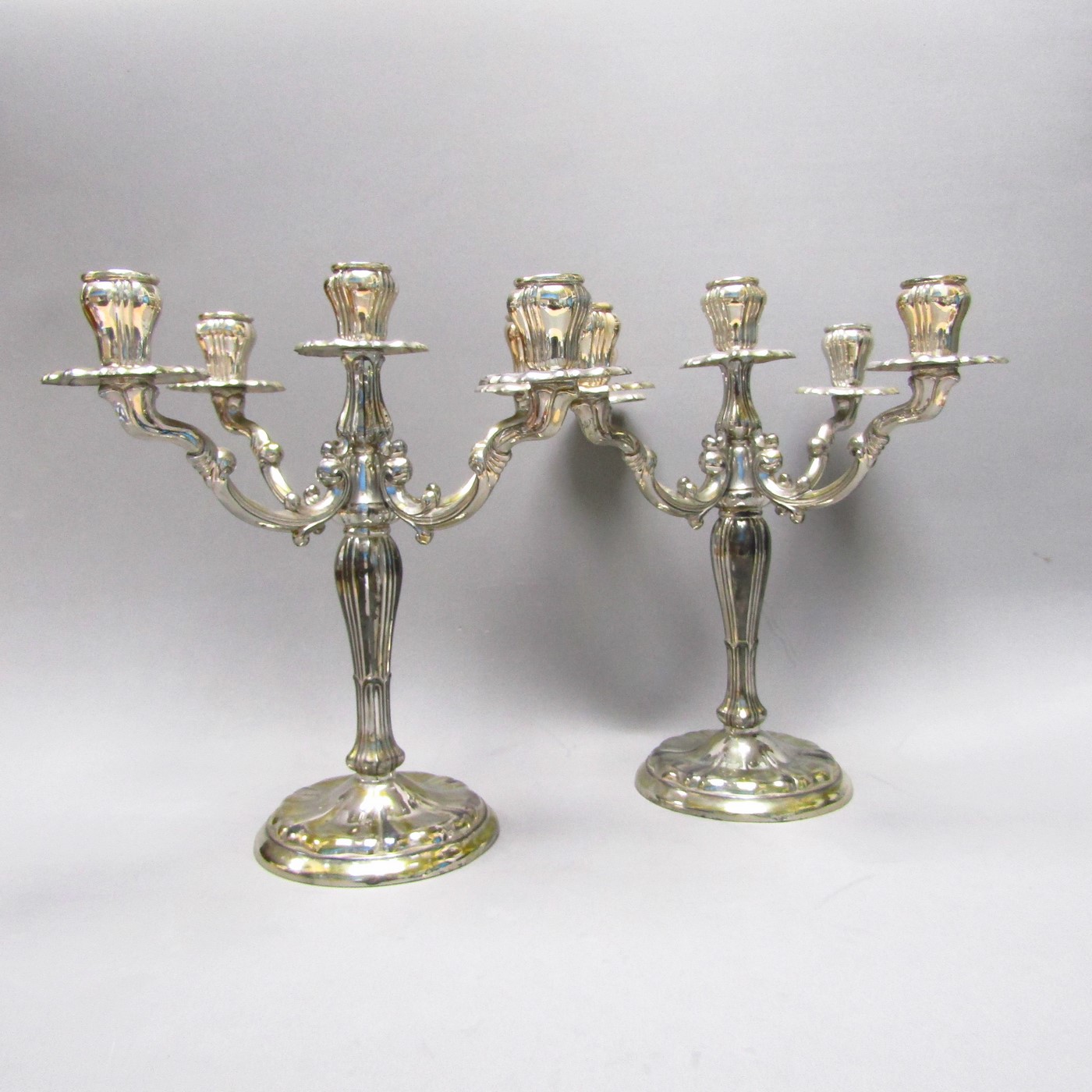 DURAN. Pareja de candelabros de cinco luces en Plata de Ley. España, siglo XX. 1092 gr. DURAN. Pareja de candelabros de cinco luces en Plata de Ley. España, siglo XX. 1092 gr.