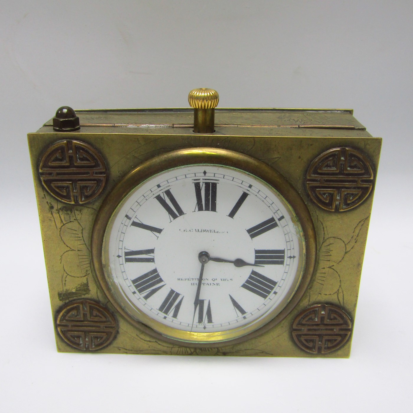 J.E. CALDWELL & Co. Reloj de repetición de horas y cuartos, ocho días cuerda, en caja joyero. Francia, siglo XIX. J.E. CALDWELL & Co. Reloj de repetición de horas y cuartos, ocho días cuerda, en caja joyero. Francia, siglo XIX.