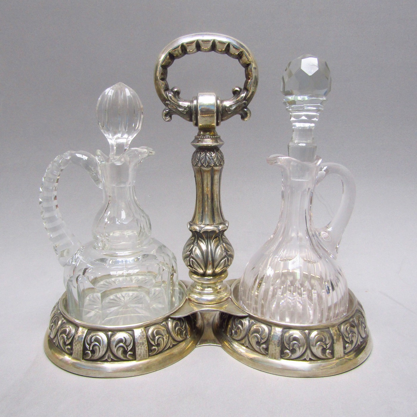 Juego de Mesa para aceite y vinagre en Plata de Ley. España, siglo XX. Juego de Mesa para aceite y vinagre en Plata de Ley. España, siglo XX.