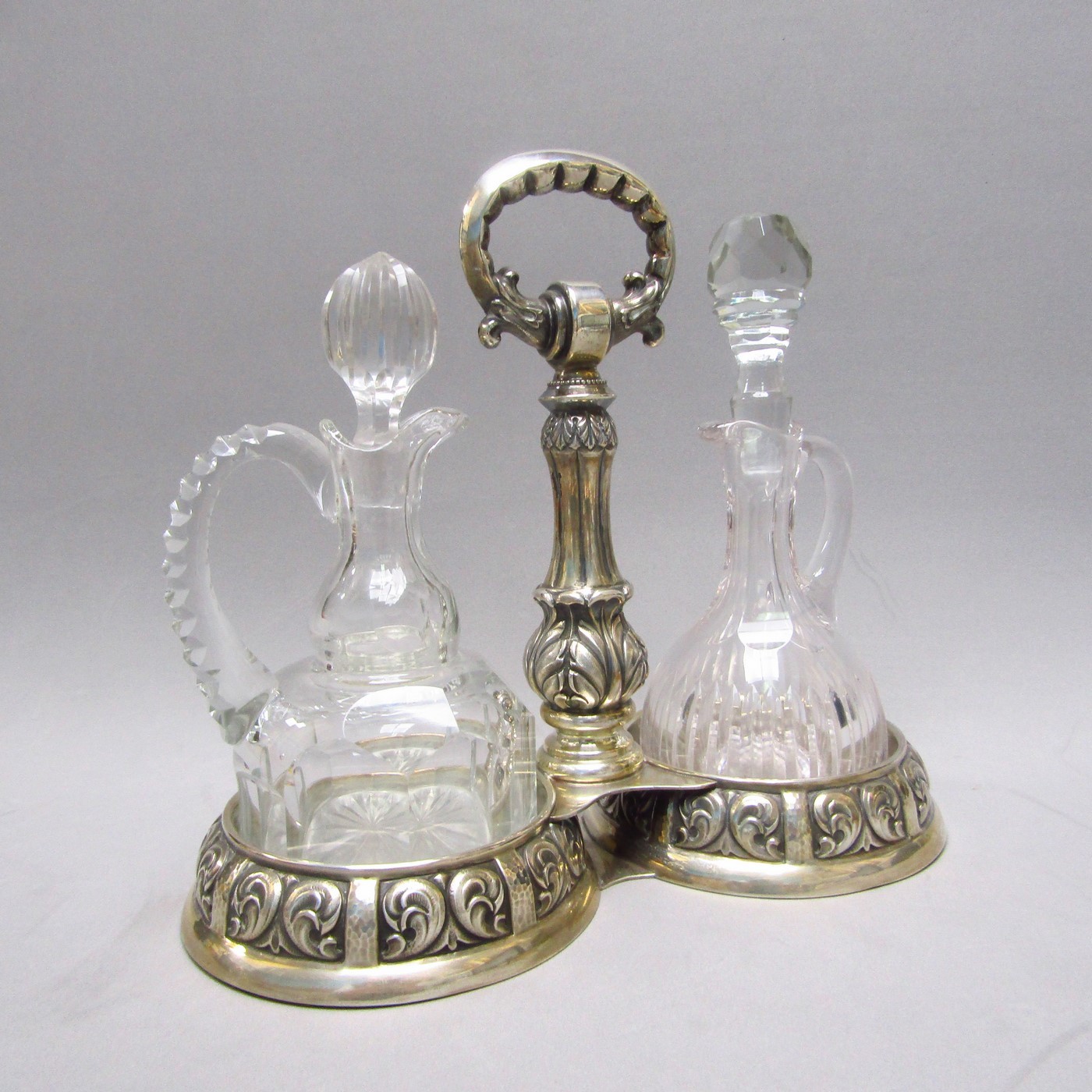 Juego de Mesa para aceite y vinagre en Plata de Ley. España, siglo XX. Juego de Mesa para aceite y vinagre en Plata de Ley. España, siglo XX.