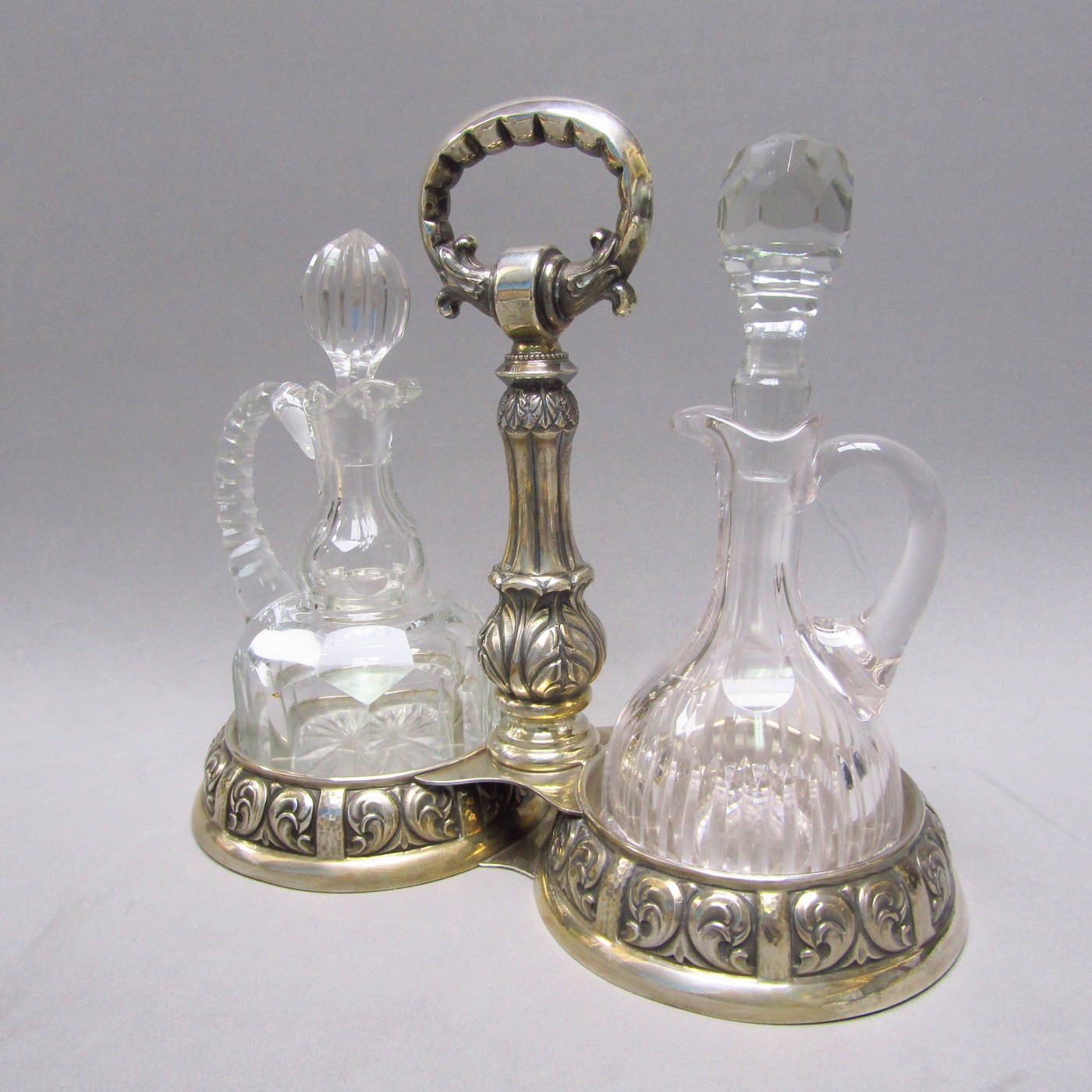 Juego de Mesa para aceite y vinagre en Plata de Ley. España, siglo XX. Juego de Mesa para aceite y vinagre en Plata de Ley. España, siglo XX.