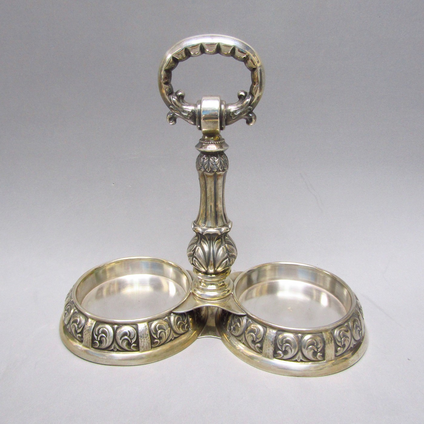 Juego de Mesa para aceite y vinagre en Plata de Ley. España, siglo XX. Juego de Mesa para aceite y vinagre en Plata de Ley. España, siglo XX.