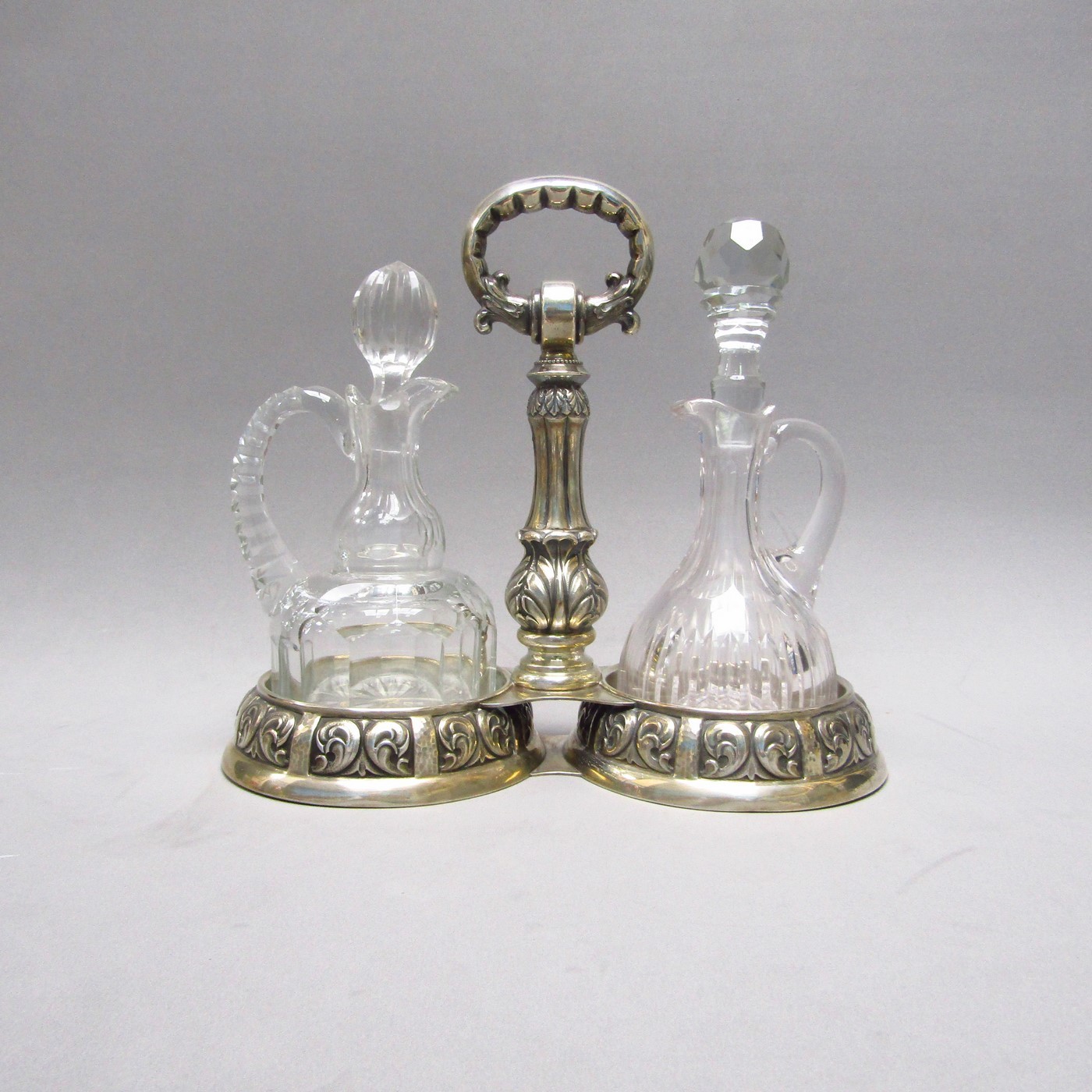 Juego de Mesa para aceite y vinagre en Plata de Ley. España, siglo XX. Juego de Mesa para aceite y vinagre en Plata de Ley. España, siglo XX.