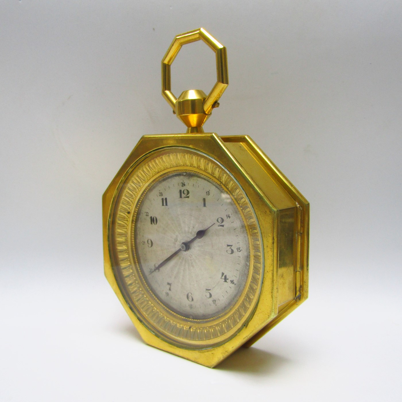 OCTO. Reloj de Sobremesa o Carruaje Octogonal en metal dorado. Siete días marcha. Suiza, pps. siglo XX. OCTO. Reloj de Sobremesa o Carruaje Octogonal en metal dorado. Siete días marcha. Suiza, pps. siglo XX.