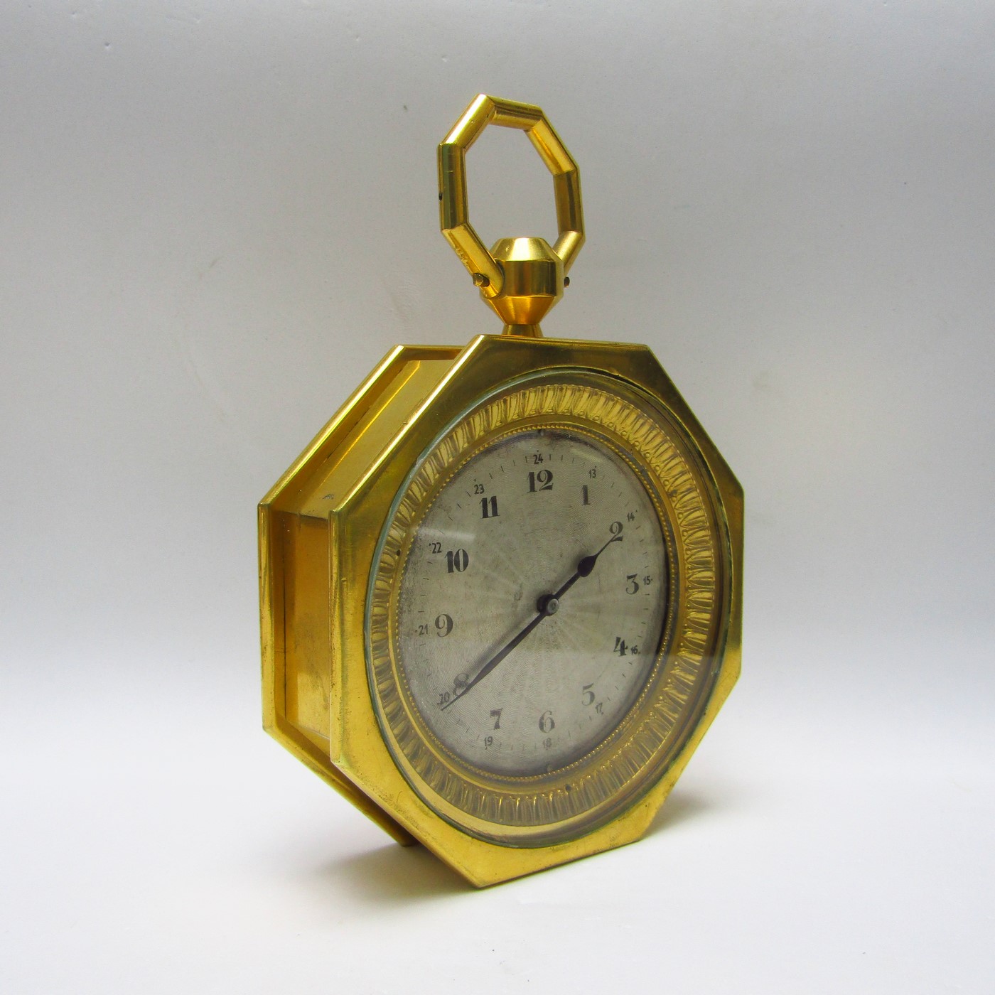 OCTO. Reloj de Sobremesa o Carruaje Octogonal en metal dorado. Siete días marcha. Suiza, pps. siglo XX. OCTO. Reloj de Sobremesa o Carruaje Octogonal en metal dorado. Siete días marcha. Suiza, pps. siglo XX.