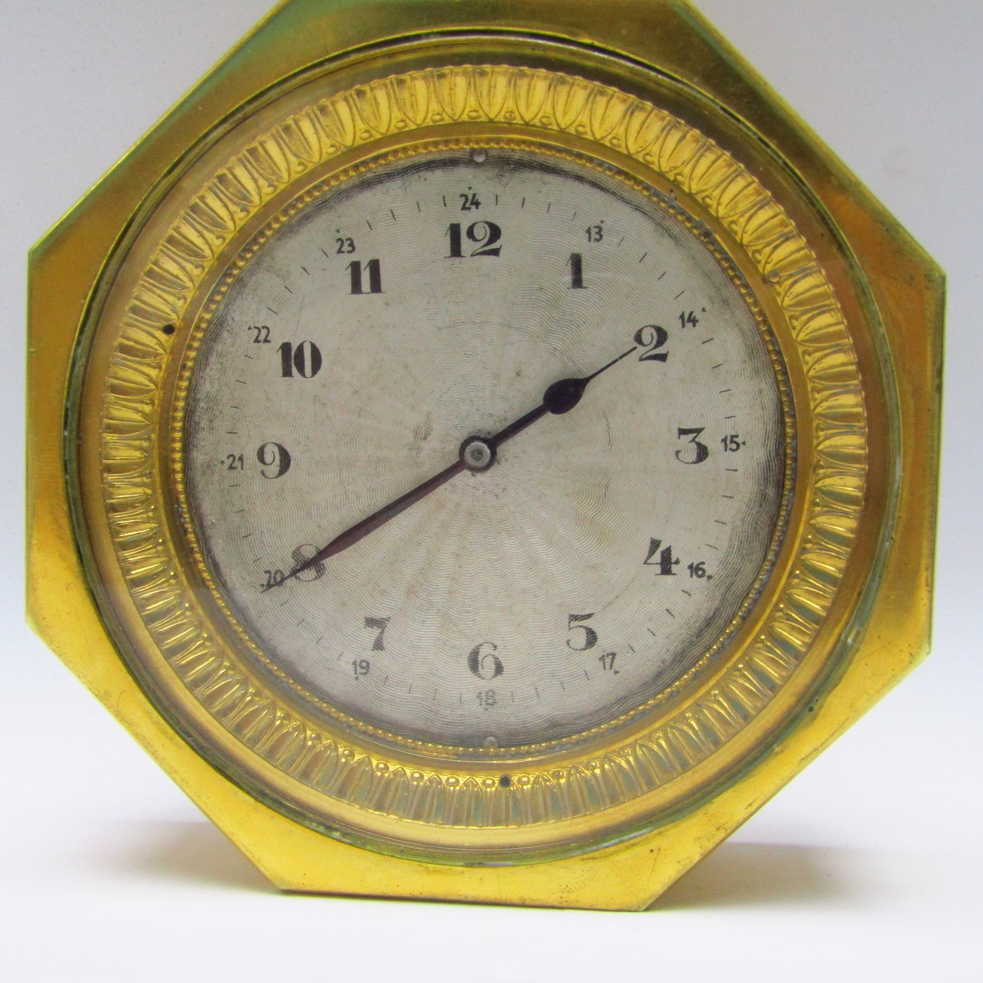 OCTO. Reloj de Sobremesa o Carruaje Octogonal en metal dorado. Siete días marcha. Suiza, pps. siglo XX. OCTO. Reloj de Sobremesa o Carruaje Octogonal en metal dorado. Siete días marcha. Suiza, pps. siglo XX.