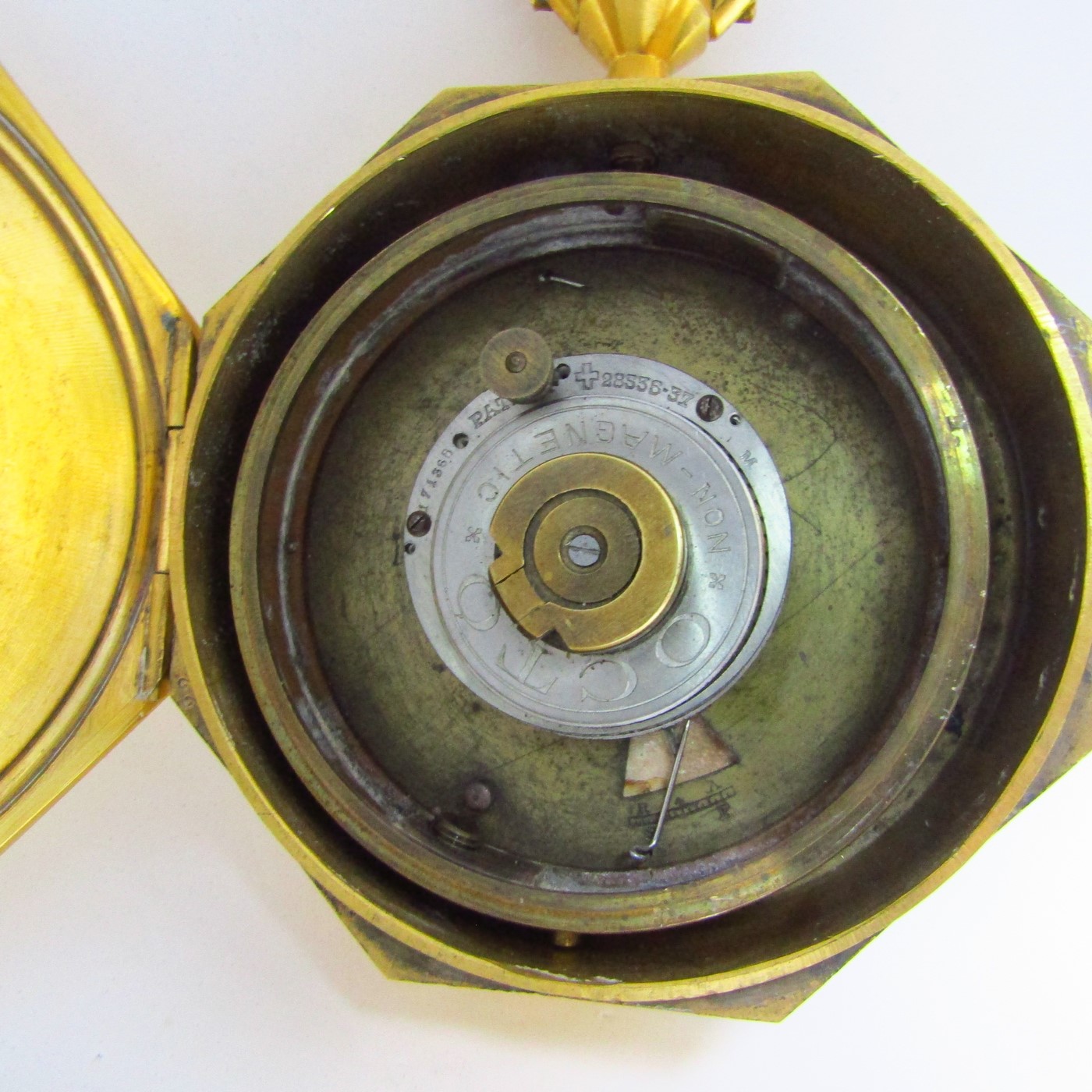OCTO. Reloj de Sobremesa o Carruaje Octogonal en metal dorado. Siete días marcha. Suiza, pps. siglo XX. OCTO. Reloj de Sobremesa o Carruaje Octogonal en metal dorado. Siete días marcha. Suiza, pps. siglo XX.