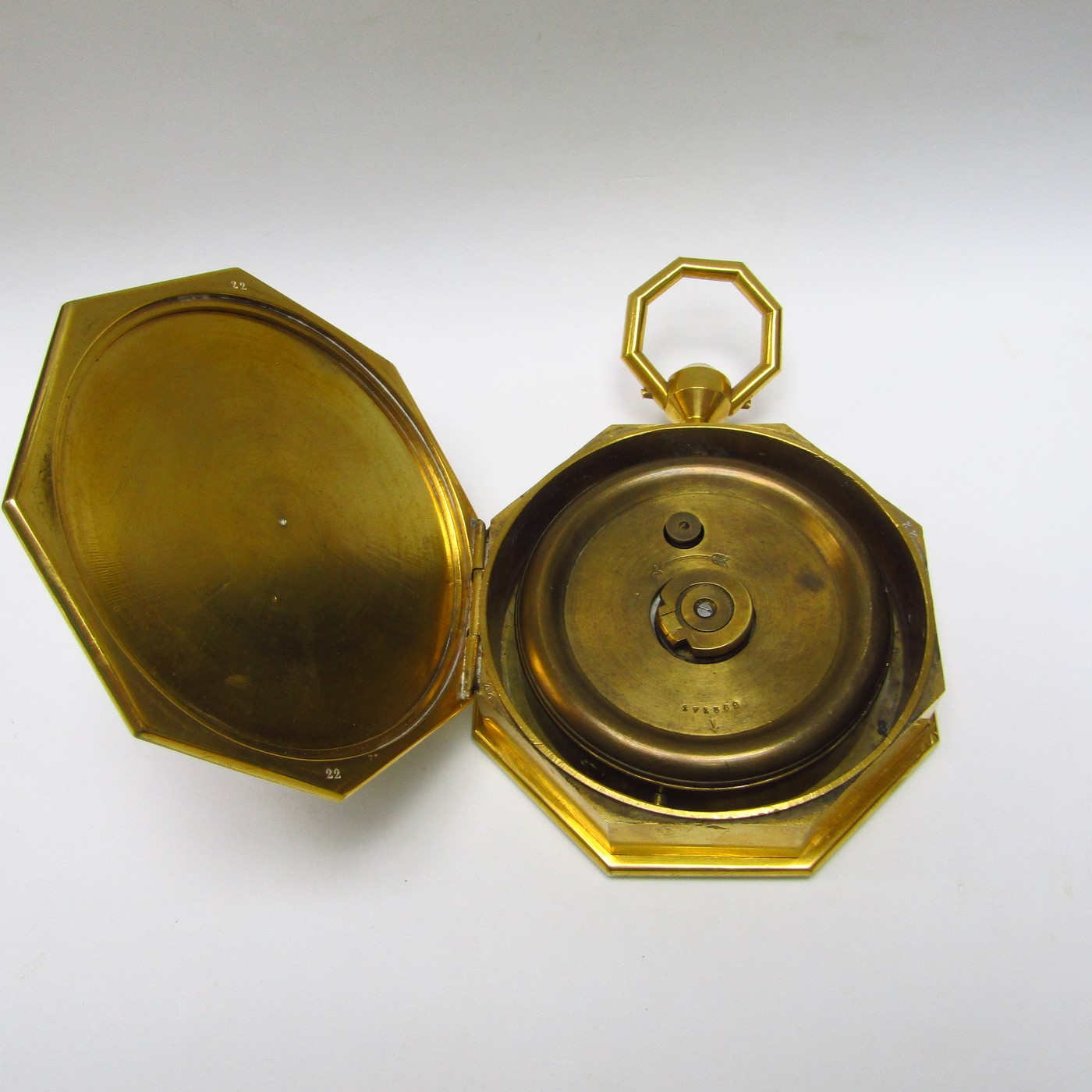 OCTO. Reloj de Sobremesa o Carruaje Octogonal en metal dorado. Siete días marcha. Suiza, pps. siglo XX. OCTO. Reloj de Sobremesa o Carruaje Octogonal en metal dorado. Siete días marcha. Suiza, pps. siglo XX.