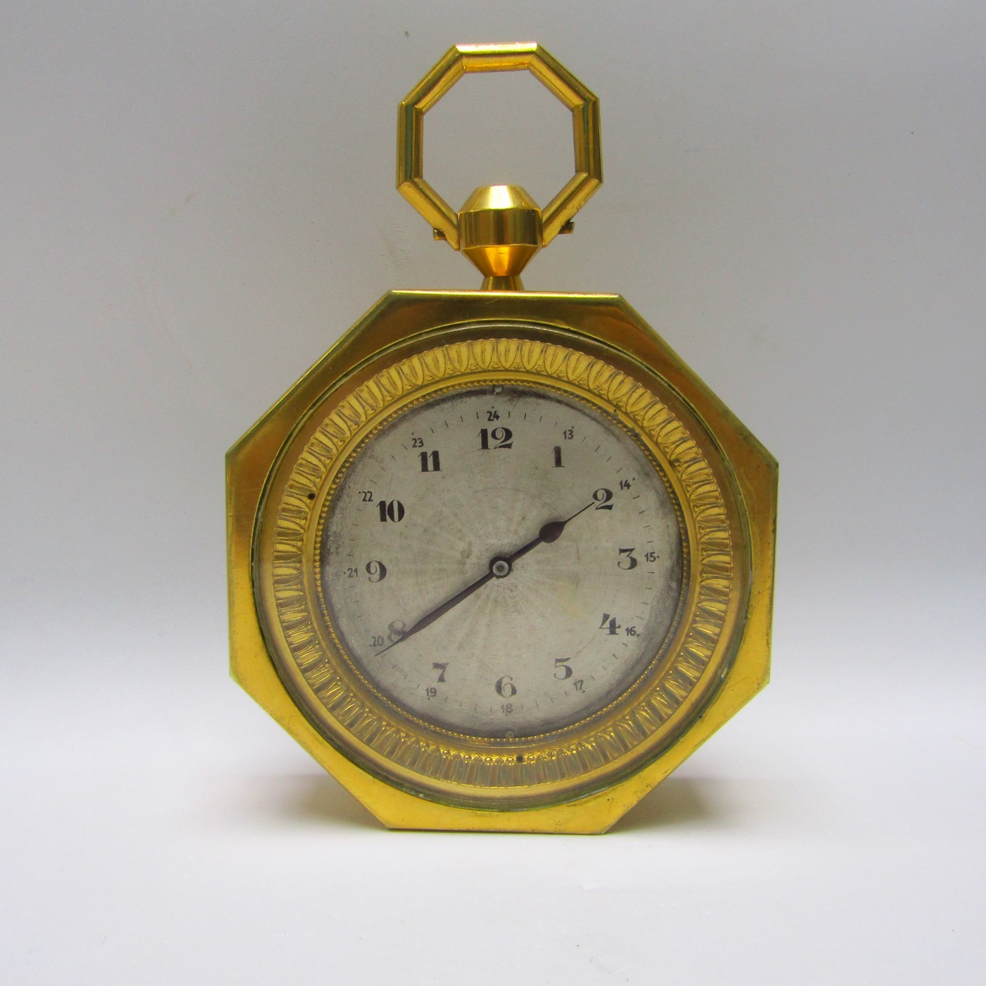 OCTO. Reloj de Sobremesa o Carruaje Octogonal en metal dorado. Siete días marcha. Suiza, pps. siglo XX. OCTO. Reloj de Sobremesa o Carruaje Octogonal en metal dorado. Siete días marcha. Suiza, pps. siglo XX.