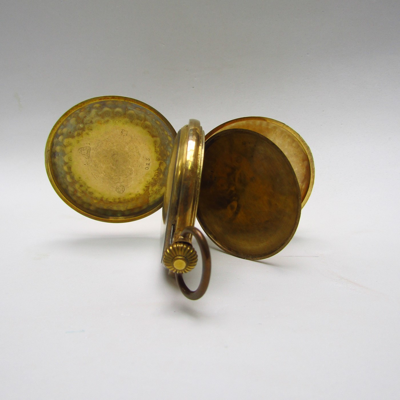 Reloj de bolsillo para caballero, saboneta, remontoir. Fabricación Suiza, pps. siglo XX. Oro 14k. Reloj de bolsillo para caballero, saboneta, remontoir. Fabricación Suiza, pps. siglo XX. Oro 14k.