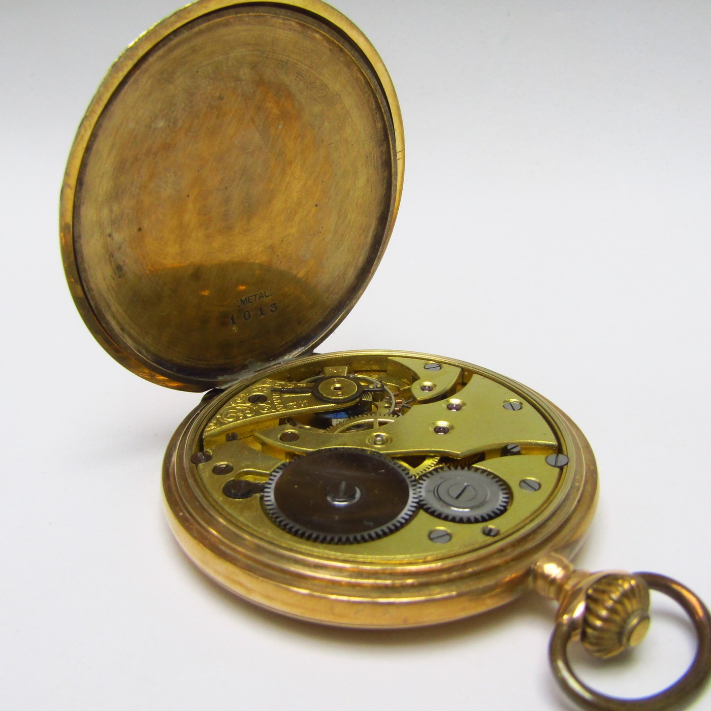 Reloj de bolsillo para caballero, saboneta, remontoir. Fabricación Suiza, pps. siglo XX. Oro 14k. Reloj de bolsillo para caballero, saboneta, remontoir. Fabricación Suiza, pps. siglo XX. Oro 14k.