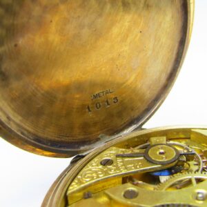Reloj de bolsillo para caballero, saboneta, remontoir. Fabricación Suiza, pps. siglo XX. Oro 14k.