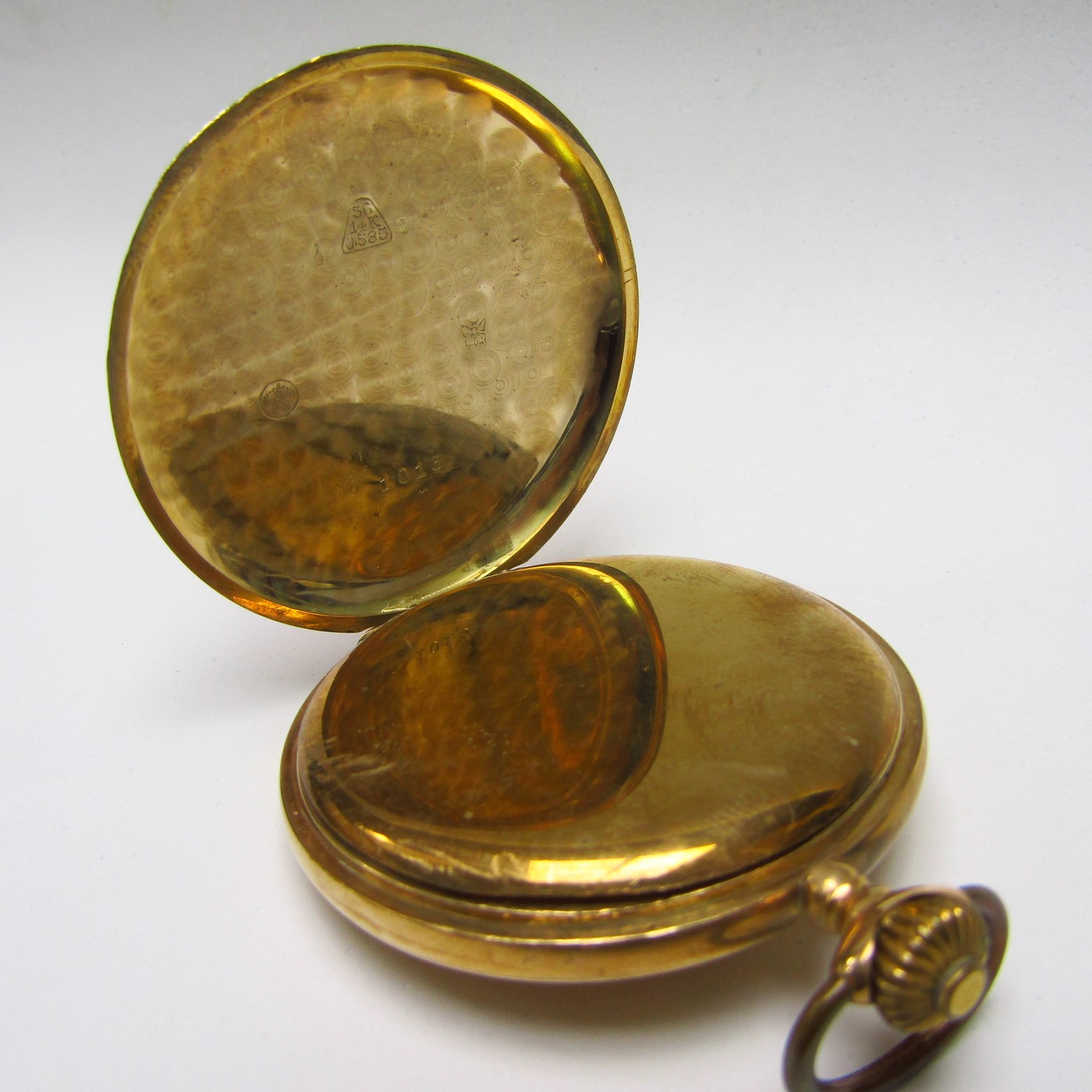 Reloj de bolsillo para caballero, saboneta, remontoir. Fabricación Suiza, pps. siglo XX. Oro 14k. Reloj de bolsillo para caballero, saboneta, remontoir. Fabricación Suiza, pps. siglo XX. Oro 14k.