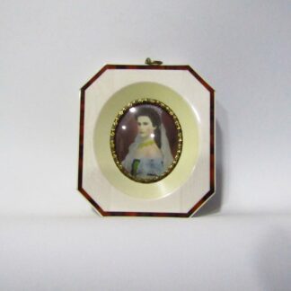 Hermann Winterhalter. Miniatura pintada sobre disco oval y marco de hueso. Siglo XIX. Kaiserina Elisabeth.