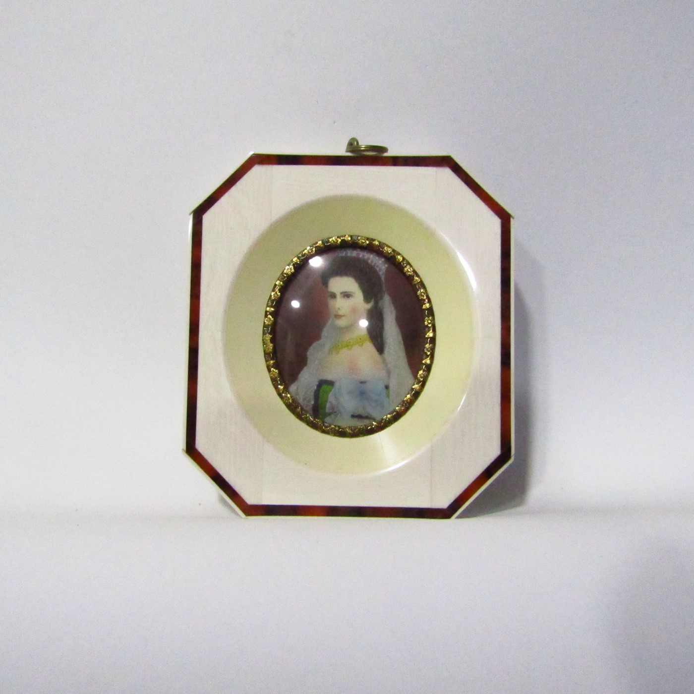 Hermann Winterhalter. Miniatura pintada sobre disco oval y marco de hueso. Siglo XIX. Kaiserina Elisabeth. Hermann Winterhalter. Miniatura pintada sobre disco oval y marco de hueso. Siglo XIX. Kaiserina Elisabeth.